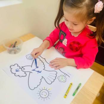 Toddler independently learning art at Lifetime Montessori School 