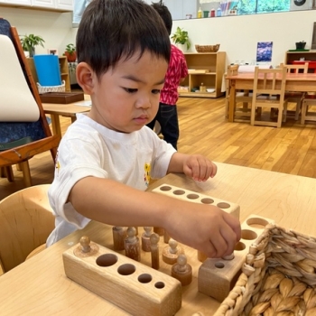 Toddler independently learning shapes and puzzles at Lifetime Montessori School 